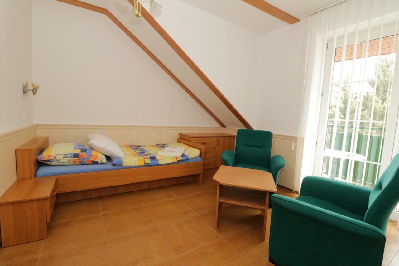 Penzion Hurka Hotell Dolni Libchavy Exteriör bild