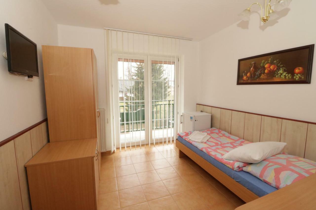Penzion Hurka Hotell Dolni Libchavy Exteriör bild