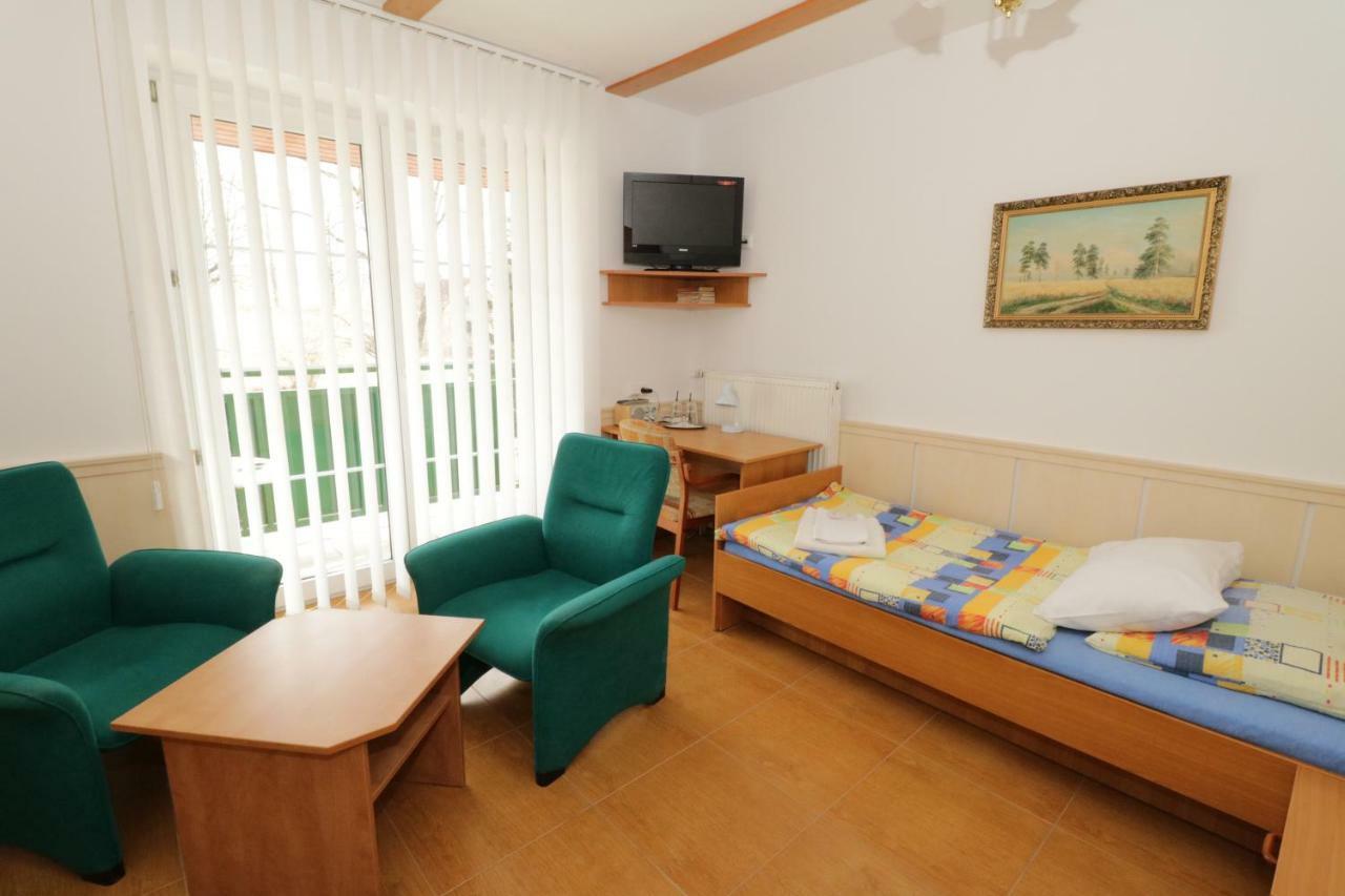 Penzion Hurka Hotell Dolni Libchavy Exteriör bild