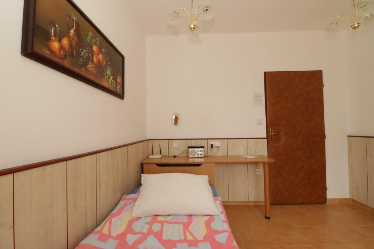 Penzion Hurka Hotell Dolni Libchavy Exteriör bild